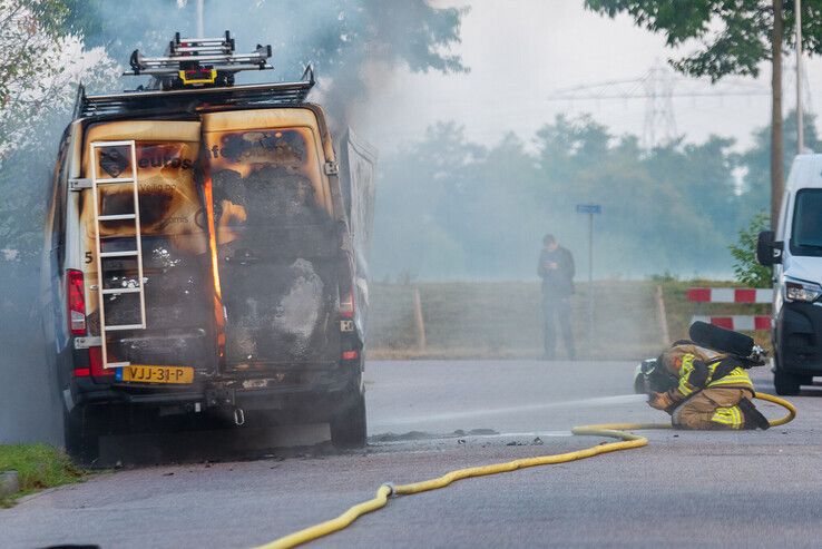 Zwaargewonde door brand in bestelbus in De Marslanden - Foto: Peter Denekamp