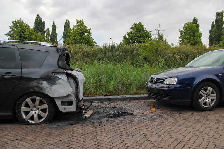 Auto gaat in vlammen op in Stadshagen - Foto: Ruben Meinten