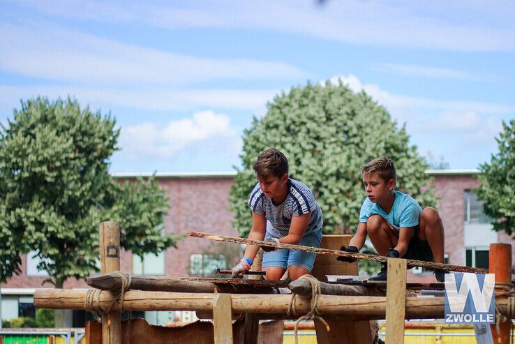 Timmerende kinderen reizen door de tijd in Stadshagen - Foto: Ruben Meinten