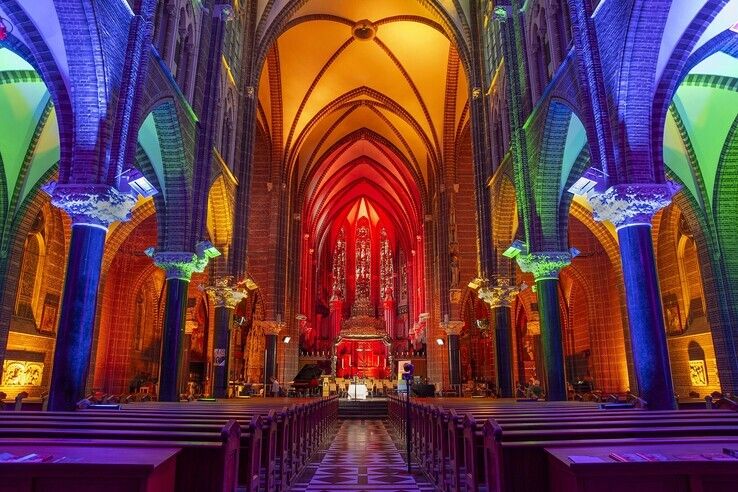 Dominicanenkerk in regenboogkleuren in kader van #liefdeisvooriedereen - Foto: Stijn Ghijsen