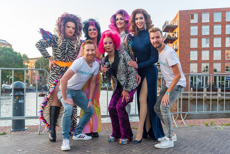 Zwolle Pride: Als de zon ondergaat barst het feest los op Rodetorenplein - Foto: Peter Denekamp