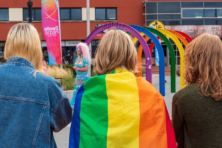 Kleurrijke aftrap van Zwolle Pride Festival bij station - Foto: Peter Denekamp