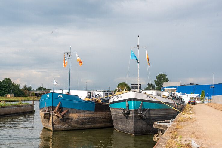 De Skyline en Pia afgemeerd in de Scaniahaven - Foto: Peter Denekamp