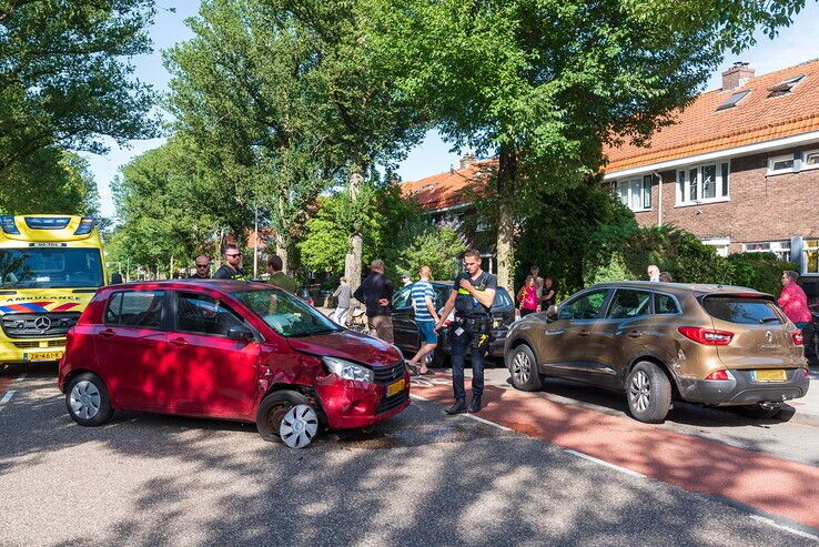 Automobiliste raakt macht over stuur kwijt en ramt geparkeerde auto’s in Assendorp - Foto: Peter Denekamp