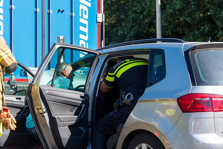 Auto knalt achterop vrachtwagen, bestuurder ernstig gewond - Foto: Peter Denekamp