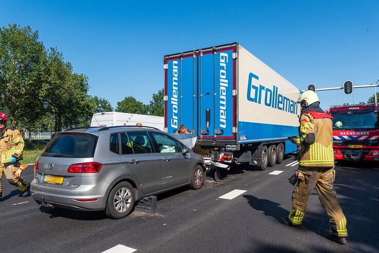 Auto knalt achterop vrachtwagen, bestuurder ernstig gewond - Foto: Peter Denekamp