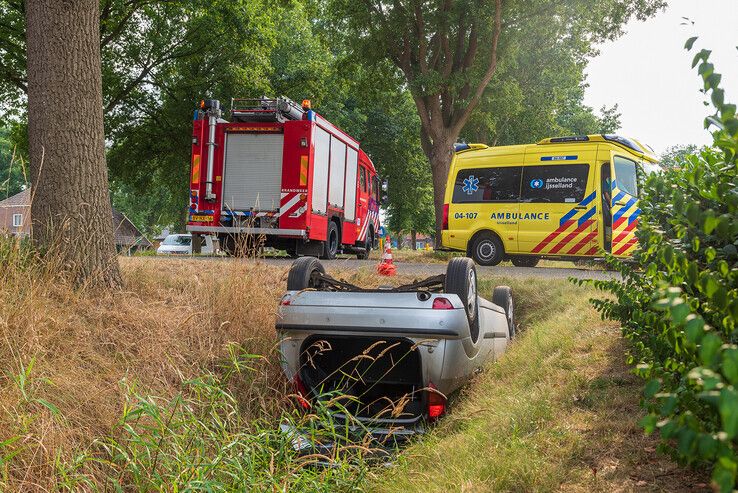 Auto belandt ondersteboven in sloot in Wijthmen - Foto: Peter Denekamp