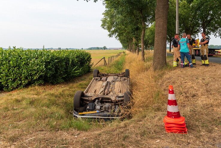 Auto belandt ondersteboven in sloot in Wijthmen - Foto: Peter Denekamp
