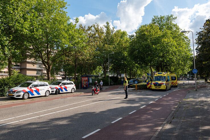 Vrouw raakt gewond na botsing op Luttenbergstraat - Foto: Peter Denekamp