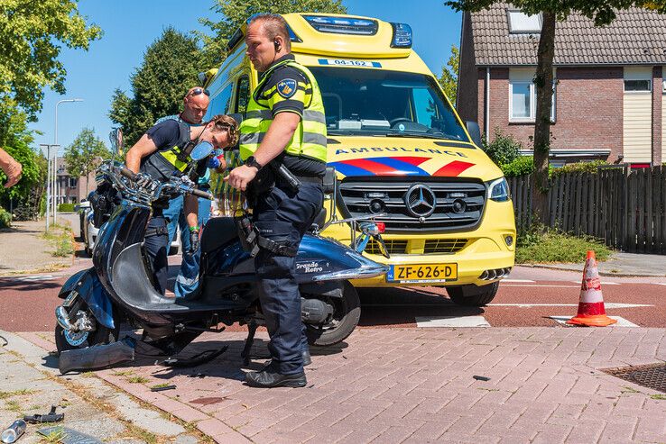 Jonge vrouw aangereden door automobiliste in Zwolle-Zuid - Foto: Peter Denekamp