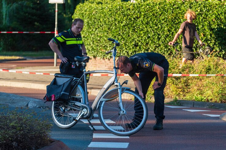 Fietser ernstig gewond na aanrijding op fietsrotonde, automobiliste aangehouden - Foto: Peter Denekamp