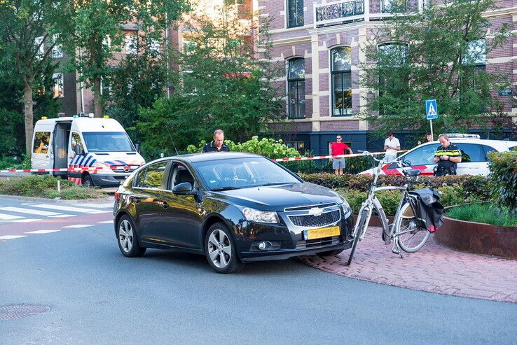 Fietser ernstig gewond na aanrijding op fietsrotonde, automobiliste aangehouden - Foto: Peter Denekamp