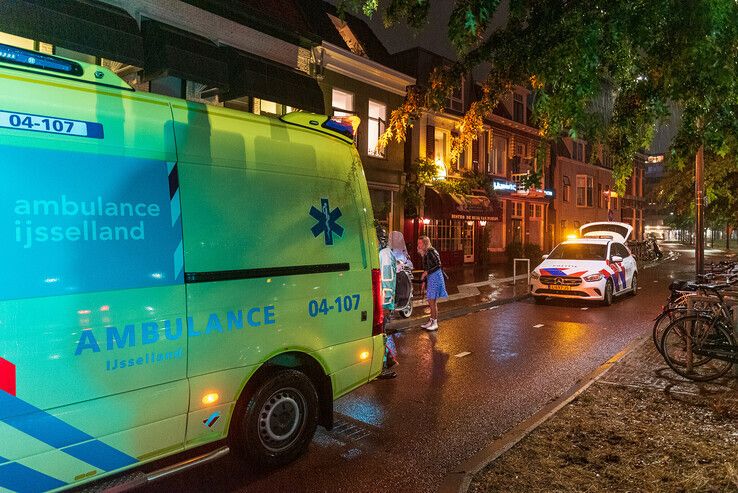 Fietser en scooterrijder raken elkaar flink op Willemskade - Foto: Peter Denekamp