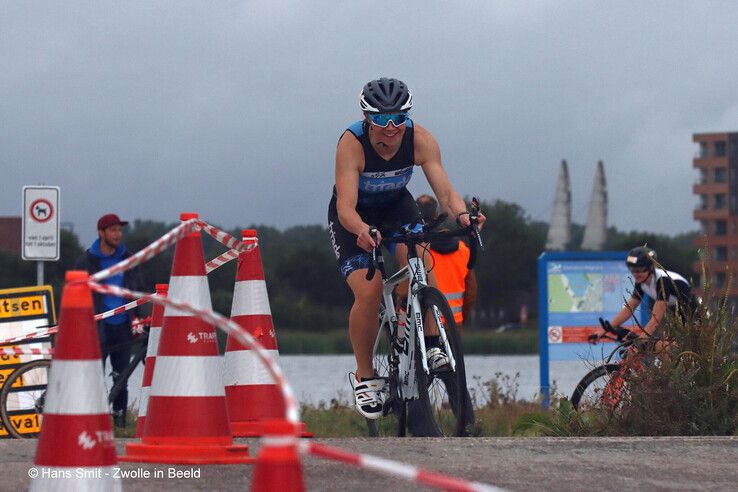 Triathlon Zwolle 2022 in frisse en regenachtige condities