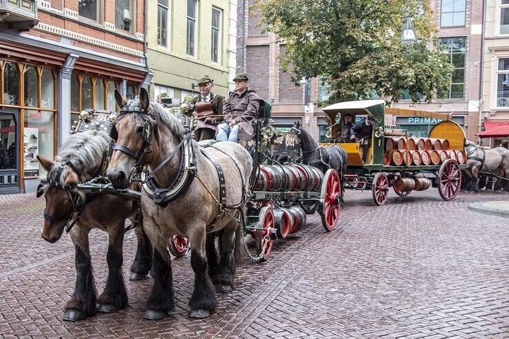 Intocht bokbier in Zwolle met oude tjalk en paard en wagen - Foto: HESZ