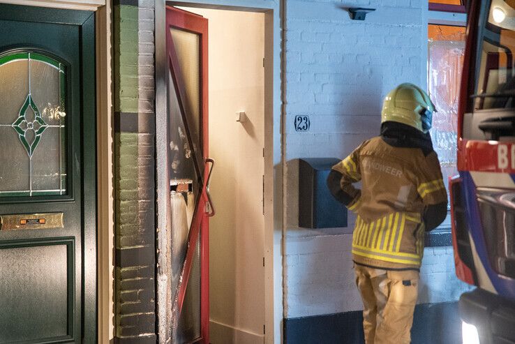 Voordeur woning in brand gestoken in Assendorp - Foto: Peter Denekamp