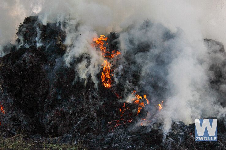 Brandweer blust bermbrand aan de Kolksteeg - Foto: Ruben Meinten