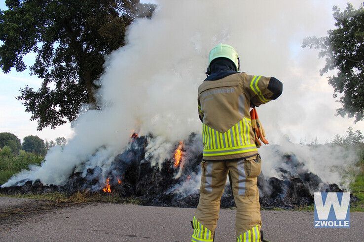 Brandweer blust bermbrand aan de Kolksteeg - Foto: Ruben Meinten