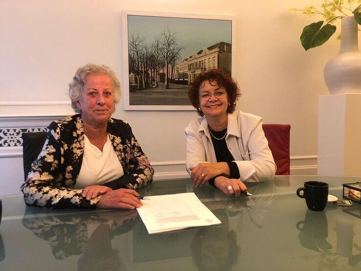 Betty Freriks en Aukje van Kalsbeek, resp. secretaris en voorzitter Stichting Hospice Zwolle ondertekenen de koopovereenkomst - Foto: Ingezonden foto