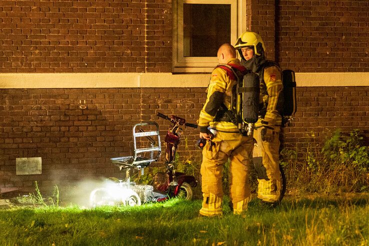 Scootmobiel gaat in vlammen op in Assendorp - Foto: Peter Denekamp