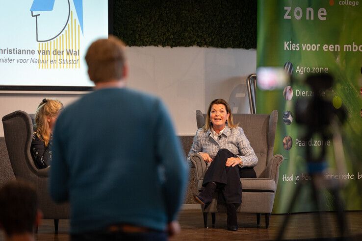 Minister Van der Wal praat met mbo-studenten van Zone.college Zwolle - Foto: Paul van der Wal Fotografie