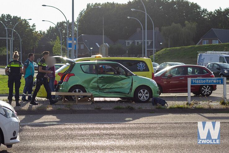 Twee gewonden bij flinke aanrijding Hasselterweg - Foto: Ruben Meinten