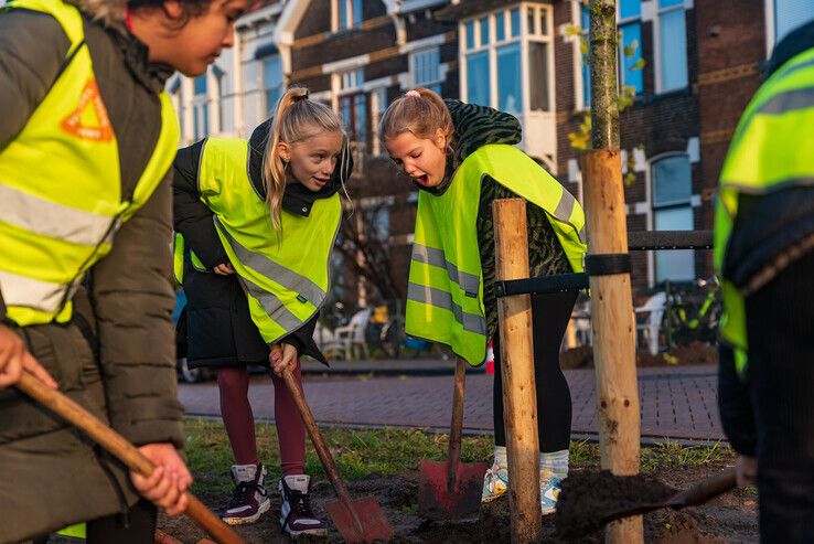 Kinderen planten bomen bij station op Boomfeestdag - Foto: Peter Denekamp