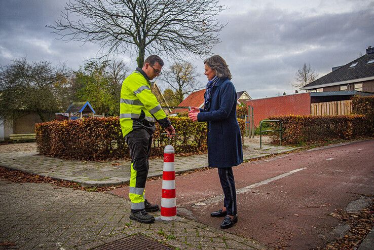 Wethouder haalt gevaarlijk paaltje weg om eenzijdige fietsongevallen te voorkomen - Foto: Peter Denekamp