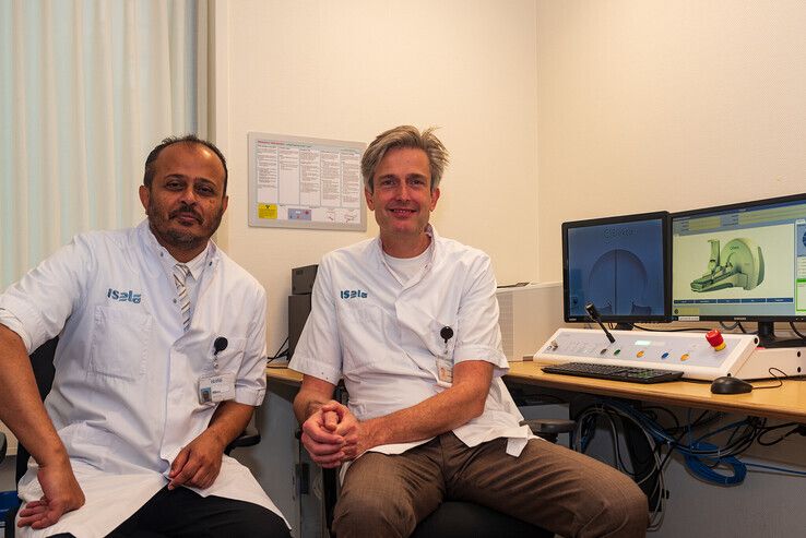 Neurochirurg Nanda (links) en radiotherapeut Wiegman (rechts) in de bedieningskamer van de Gamma Knife - Foto: Peter Denekamp