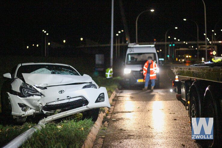 Sportwagen ramt lantaarnpaal uit de grond op Hasselterweg - Foto: Ruben Meinten
