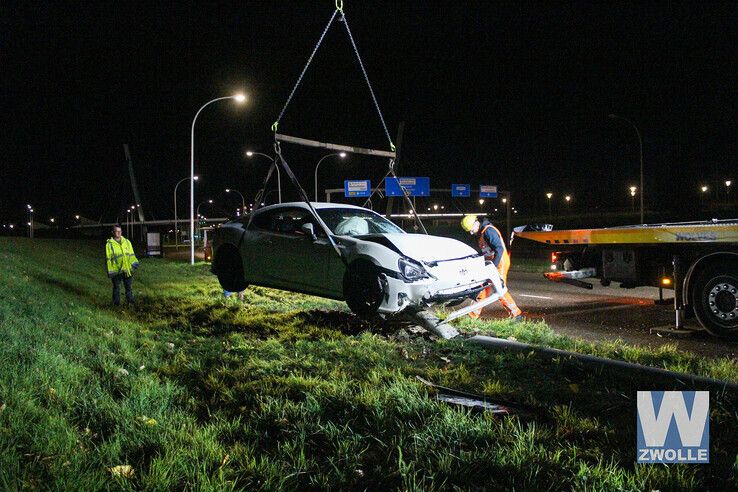 Sportwagen ramt lantaarnpaal uit de grond op Hasselterweg - Foto: Ruben Meinten