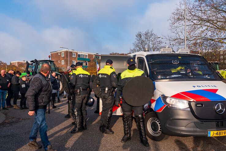 Politie grijpt in bij boerenprotest in Zwolle, drie demonstranten aangehouden - Foto: Peter Denekamp