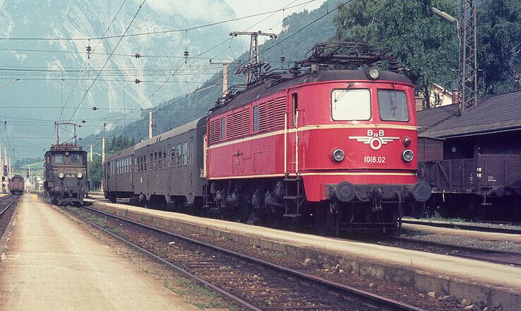ÖBB-locomotief 1018.02 staat op 25 juli 1973 in Stainach-Erdning klaar voor vertrek - Foto: Harry Peters