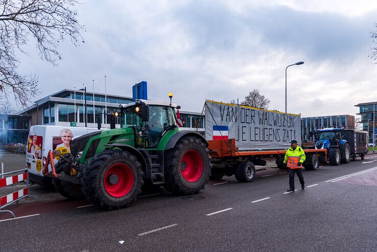 Opnieuw protesteren boeren en sympathisanten bij provinciehuis - Foto: Peter Denekamp