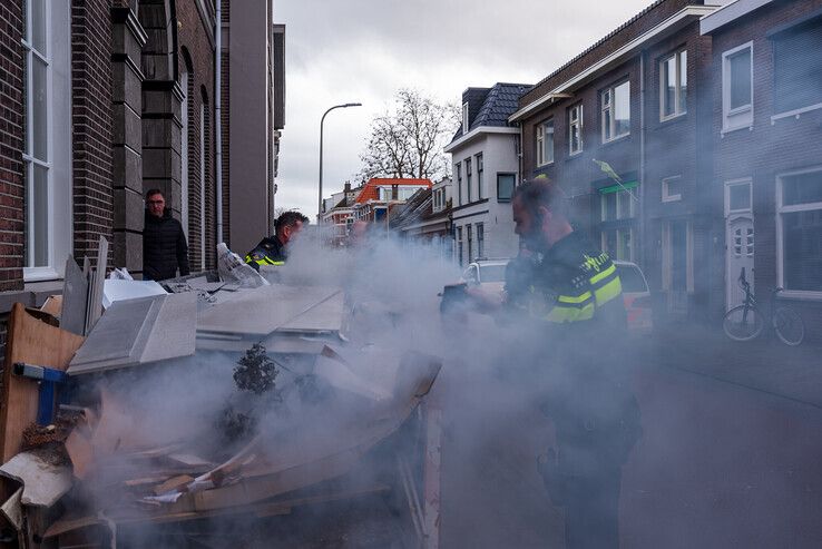 Politie blust containerbrand in Assendorp - Foto: Peter Denekamp