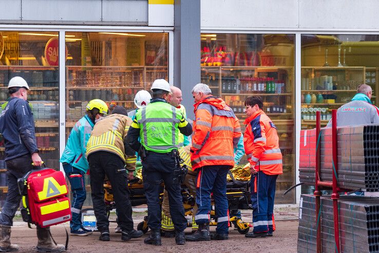 Bouwvakker raakt ernstig gewond op steiger in Broerenkwartier - Foto: Peter Denekamp