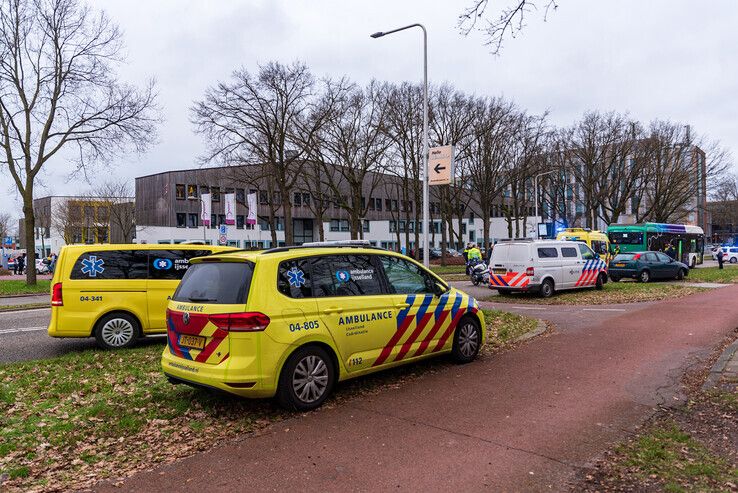 Verwarde man aangereden door streekbus in Assendorp - Foto: Peter Denekamp