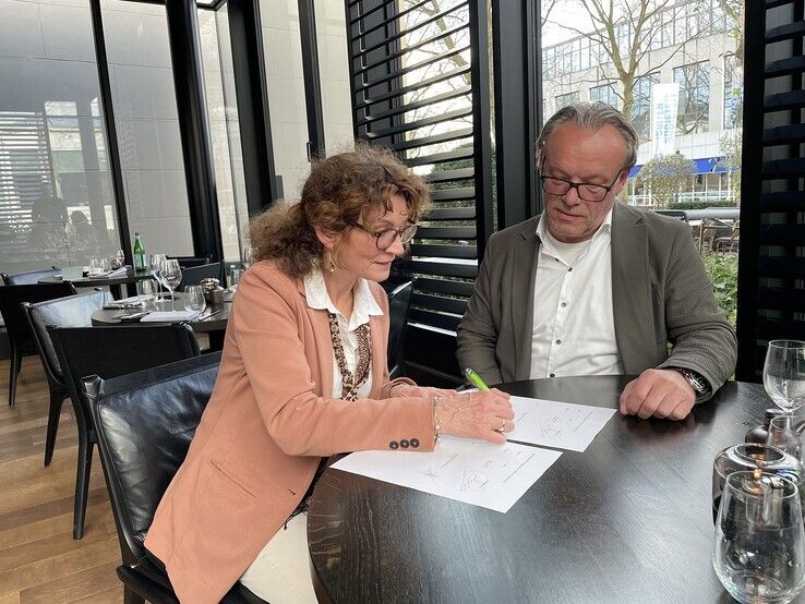 Wiepke van Erp Taalman Kip en Gerrit Jansen ondertekenen overdrachtsdocument - Foto: SWZ