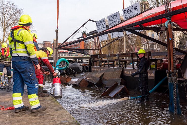 Gezonken opstapboot Rondvaart Zwolle is weer boven water - Foto: Peter Denekamp