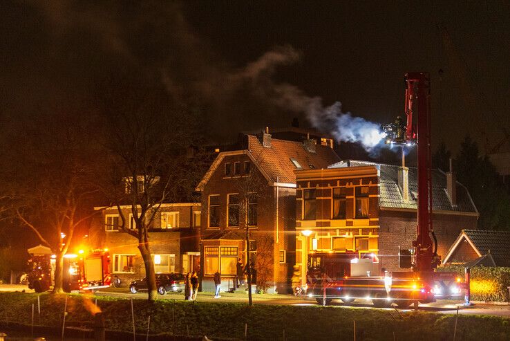 Veel rook en vonken bij schoorsteenbrand op Almelose Kanaal - Foto: Peter Denekamp