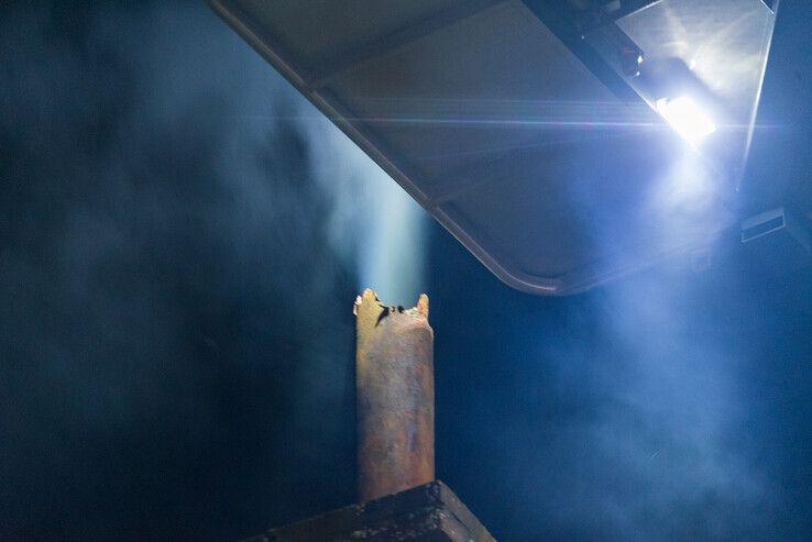 Veel rook en vonken bij schoorsteenbrand op Almelose Kanaal - Foto: Peter Denekamp