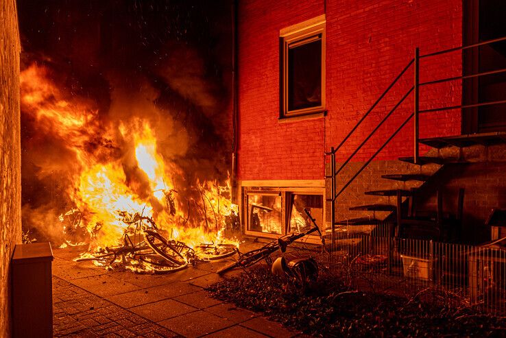 Bewoners Van Ittersumstraat schrikken wakker van flinke buitenbrand - Foto: Peter Denekamp