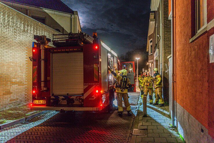 Bewoners Van Ittersumstraat schrikken wakker van flinke buitenbrand - Foto: Peter Denekamp