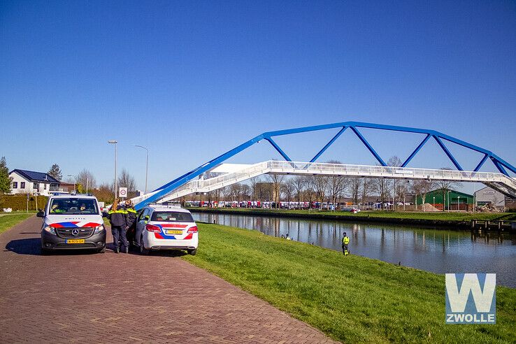Overleden persoon aangetroffen in Zwolle-IJsselkanaal bij Frankhuisbrug in Stadshagen - Foto: Ruben Meinten