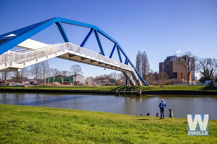 Overleden persoon aangetroffen in Zwolle-IJsselkanaal bij Frankhuisbrug in Stadshagen - Foto: Ruben Meinten