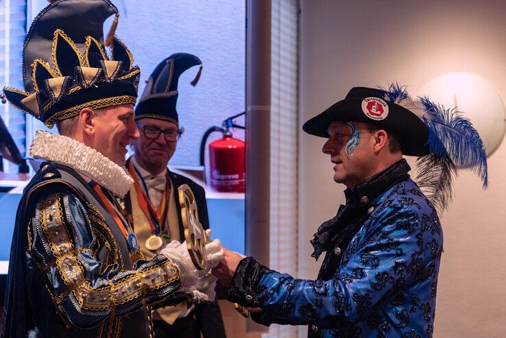 Burgemeester Snijders overhandigt sleutels van stad aan Stadsprins, Zwolle is weer Sassendonk - Foto: Peter Denekamp