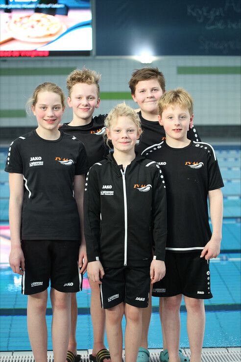 Vijf zwemmers ZV 44 aan de start bij Jaargangwedstrijden Leiden - Foto: Naomi Polinder