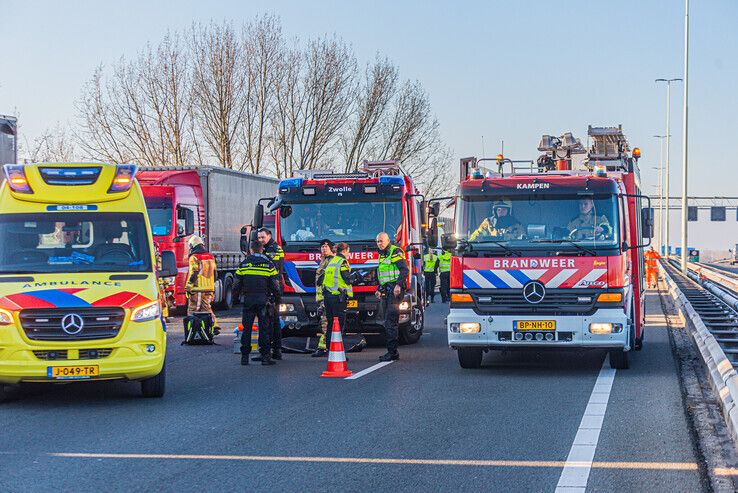 Jonge vrouw (21) overleden na ongeval op A28 bij Zwolle, vrouw (59) zwaargewond - Foto: Peter Denekamp