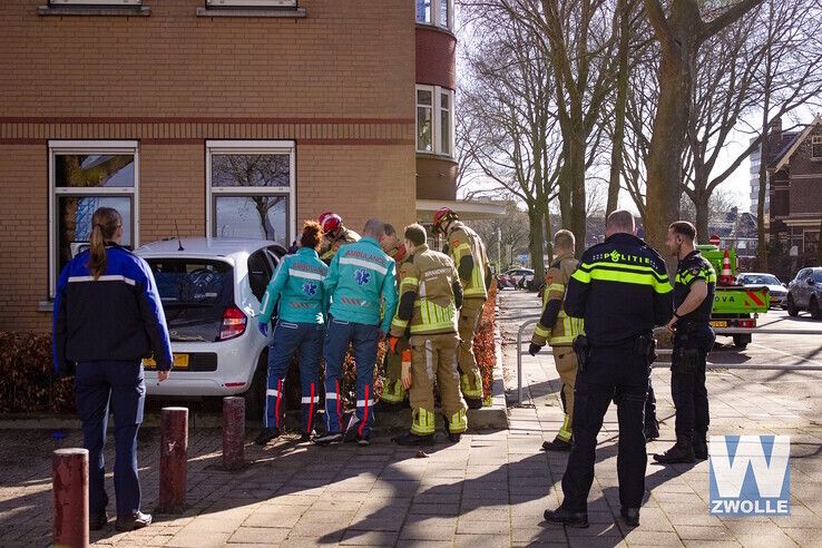Auto knalt tegen woning op Veemarkt, ouder echtpaar raakt gewond - Foto: Ruben Meinten