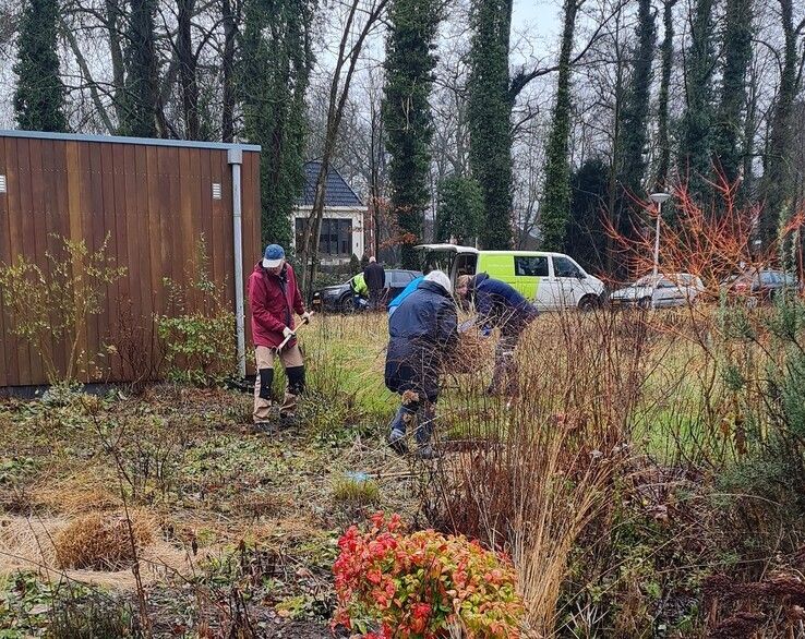 Vrijwilligers van NLdoet aan de slag samen met tuinvrijwilligers van Hospice Zwolle - Foto: Ingezonden foto